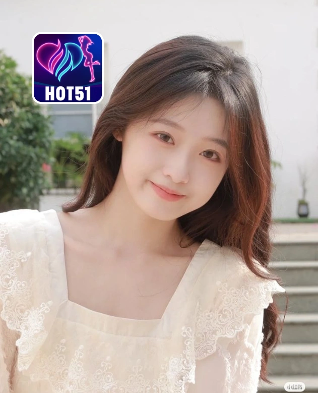 Ellie Nelson-HOT51