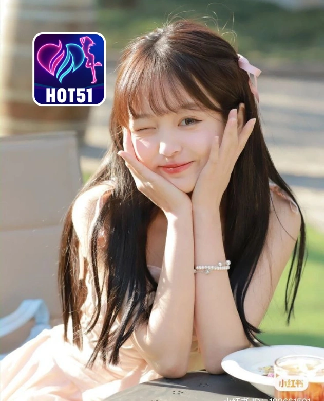 Ellie Nelson-HOT51