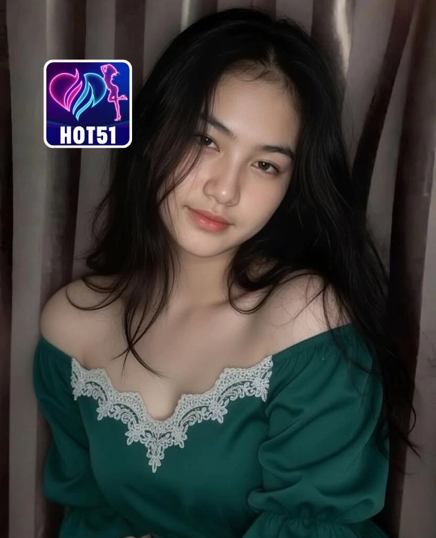 Sophie Wallace-HOT51